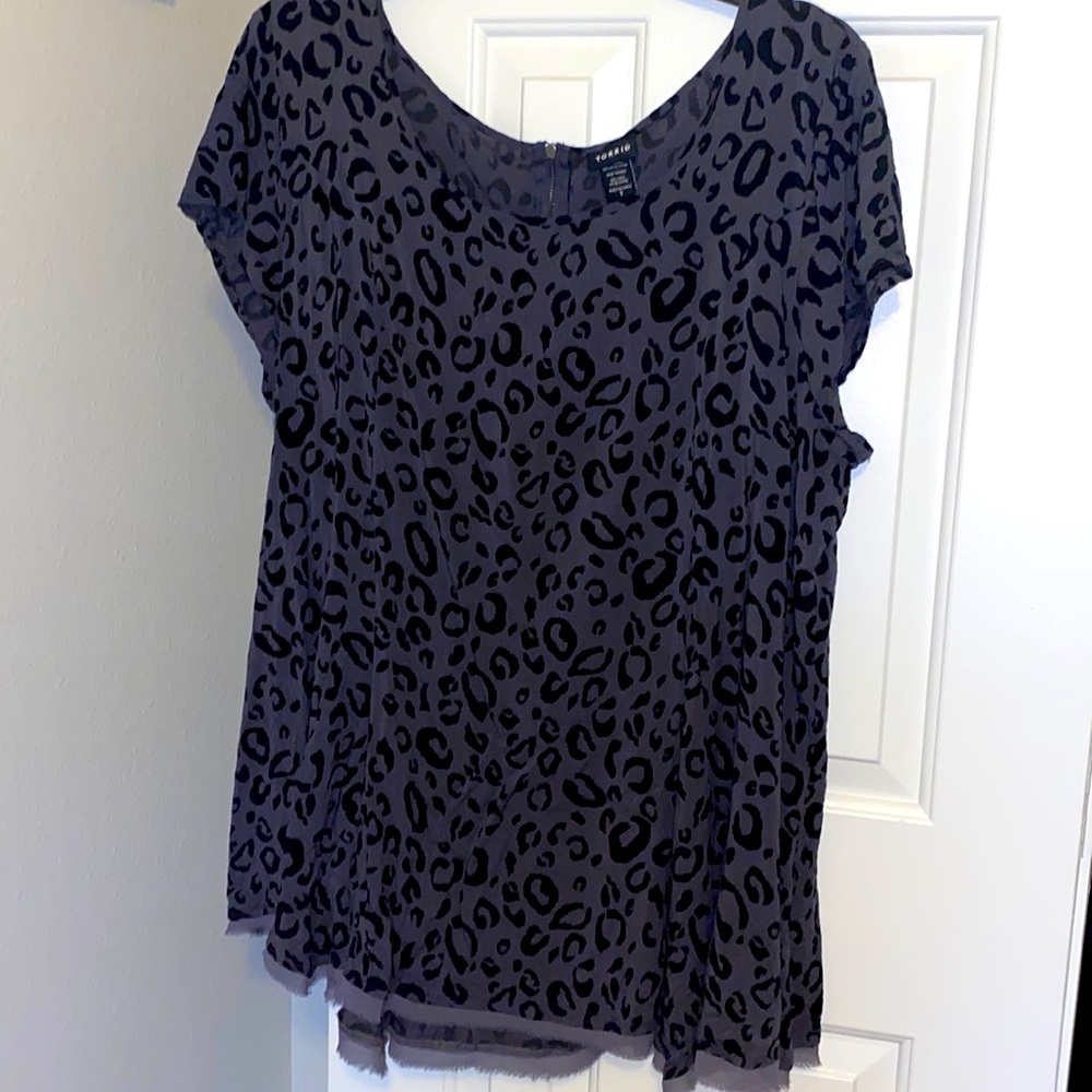 Torrid Grey Leopard Print T-shirt with Zipper - 3X